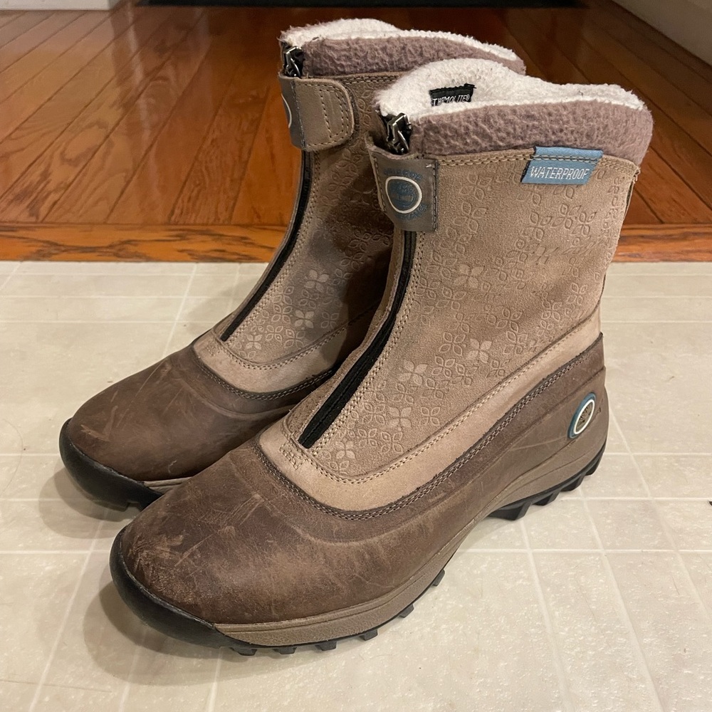 Warm, waterproof, winter boots! Leather outer. Thermolite inner lining.